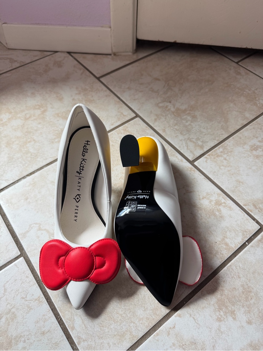 Katy Perry X Hello Kitty Discontinued White Pointed Flats with Red Bow - Picture 2 of 8